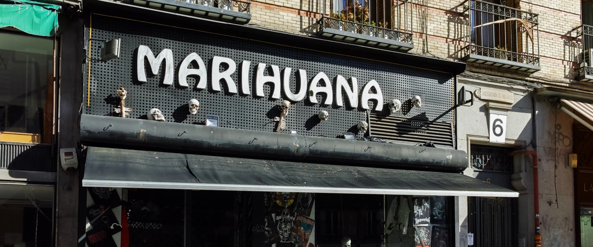 Cannabis social club in Spagna Facciata di un cannabis social club in Spagna con una grande insegna « marihuana » sopra l’ingresso.