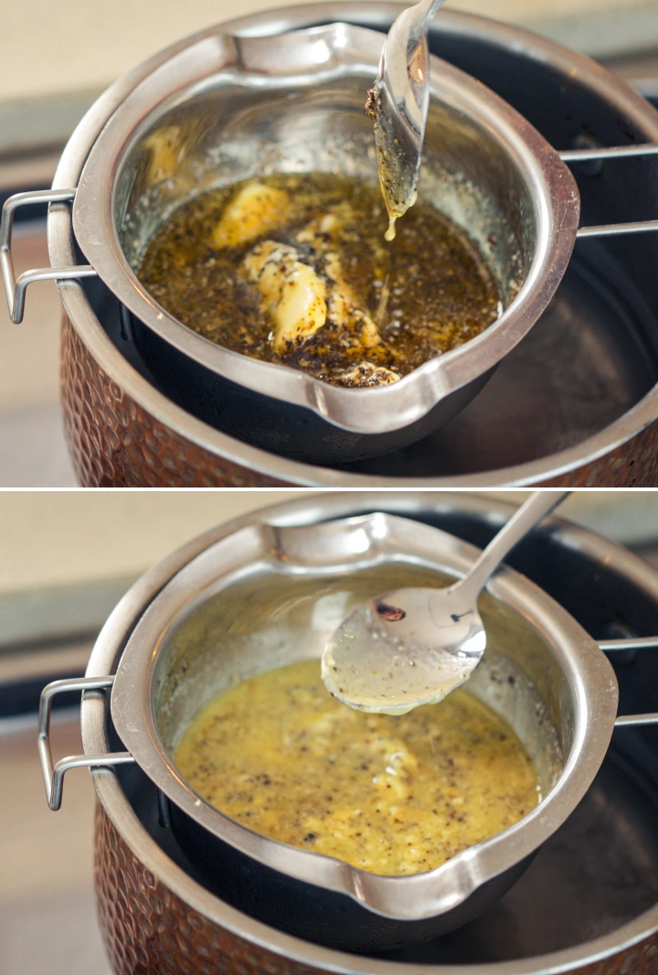 Far sobbollire delicatamente la cannabutter a bagnomaria Miscela di cannabutter che sobbolle delicatamente a bagnomaria, con un cucchiaio che mescola il burro infuso per mantenere un calore uniforme ed evitare il surriscaldamento