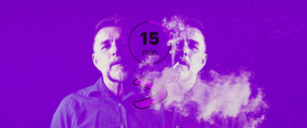 Guida Dosaggio e Consumo Vapore Cannabis Un ritratto artistico di un uomo barbuto che fuma vapore viola, con espressione contemplativa, simbolizzando i metodi di dosaggio della cannabis, su uno sfondo astratto vibrante.