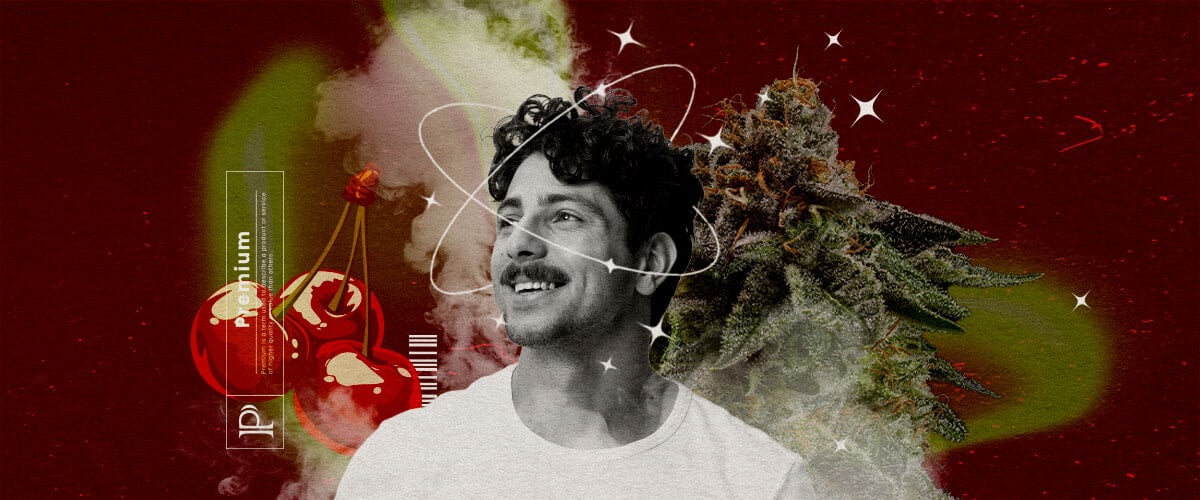 Effetti della Weed Cherry Pie Un'illustrazione di un uomo sorridente con un bocciolo di cannabis e immagini di ciliegie premium sullo sfondo, su uno sfondo cosmico vibrante rosso e verde con effetti di stelle e fumo, che evidenziano gli effetti della weed Cherry Pie.