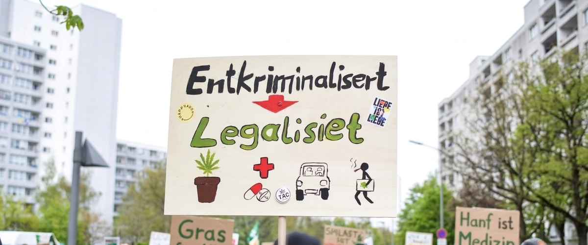 Manifestazione per la legalizzazione della cannabis in Germania Cartello a favore della legalizzazione della cannabis durante una manifestazione in Germania che chiede depenalizzazione e legalizzazione.