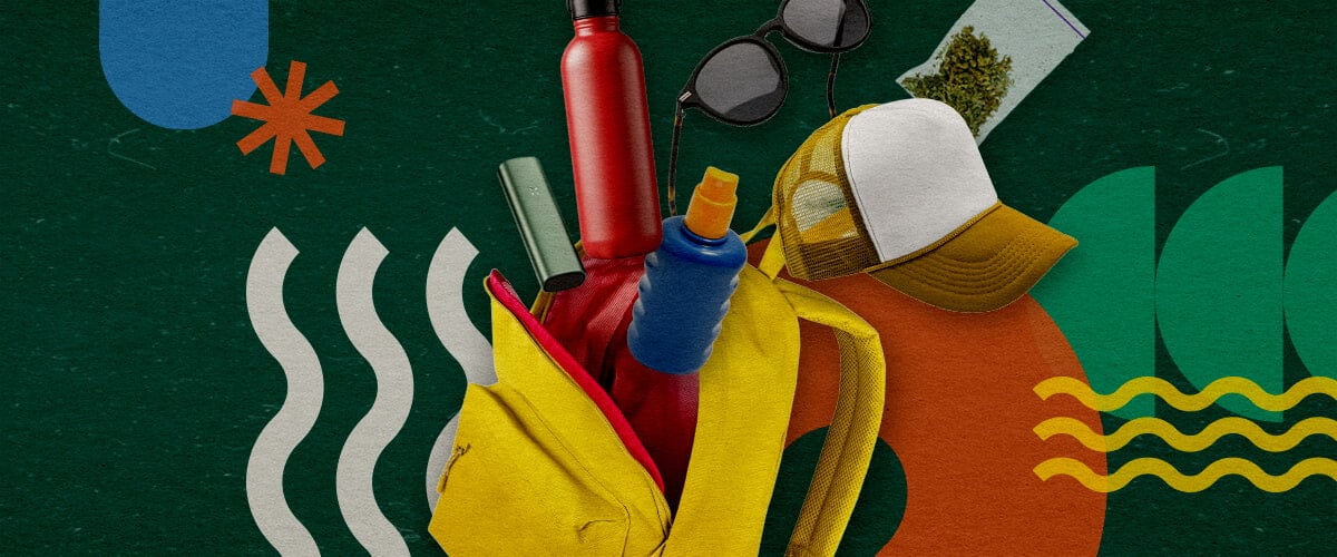 Essenziali per un Festival Amichevole alla Marijuana Una collezione di essenziali per un festival amichevole alla marijuana, che include uno zaino giallo, una bottiglia d'acqua rossa, una protezione solare blu, occhiali da sole, un cappello bianco e una busta di cannabis, disposti su uno sfondo verde vivace con forme geometriche colorate.