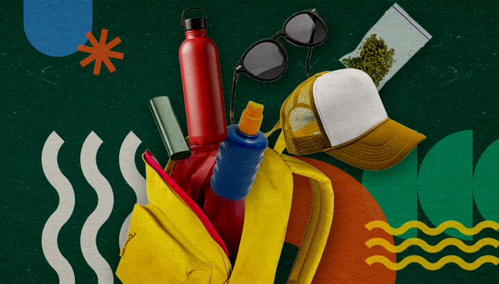 Essenziali per un Festival Amichevole alla Marijuana Una collezione di essenziali per un festival amichevole alla marijuana, che include uno zaino giallo, una bottiglia d'acqua rossa, una protezione solare blu, occhiali da sole, un cappello bianco e una busta di cannabis, disposti su uno sfondo verde vivace con forme geometriche colorate.