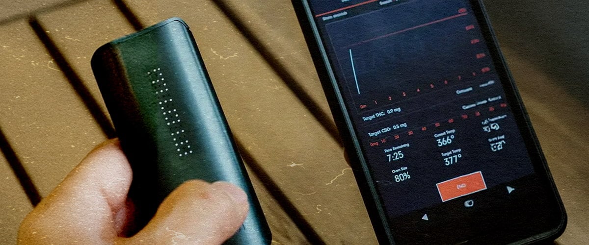 Vaporizzatore DaVinci IQ3: Funzioni Next-Gen e Prestazioni Superiori Vaporizzatore PAX IQ3 con app che mostra 80 % batteria, THC 0,5 mg e 366 °F, accanto a un telefono su un tavolo di legno.