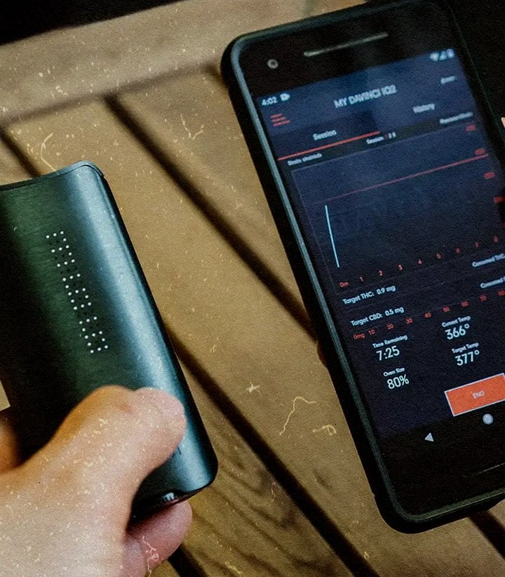 Vaporizzatore DaVinci IQ3: Funzioni Next-Gen e Prestazioni Superiori Vaporizzatore PAX IQ3 con app che mostra 80 % batteria, THC 0,5 mg e 366 °F, accanto a un telefono su un tavolo di legno.
