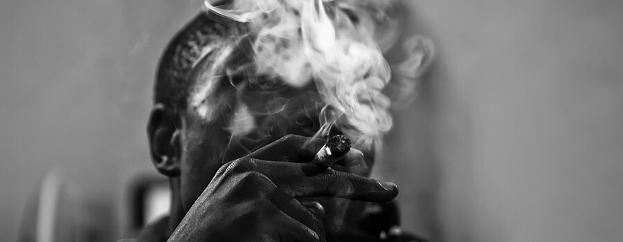 Tenendo Il Fumo Mentre Fuma Marijuana