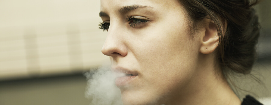 Ragazza Che Fuma Cannabis