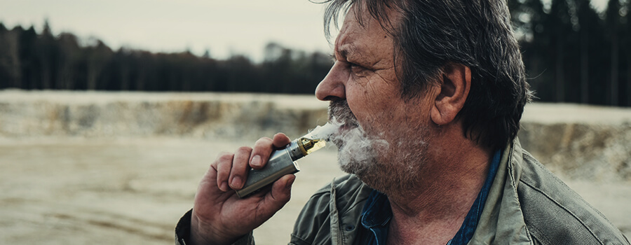 Cannabis Vaping Uomo Anziano