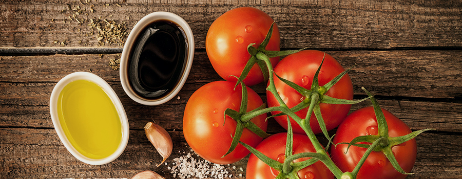 L'olio infuso del cannabinoid di vinaigrette del pomodoro L'olio infuso del cannabinoid di vinaigrette del pomodoro