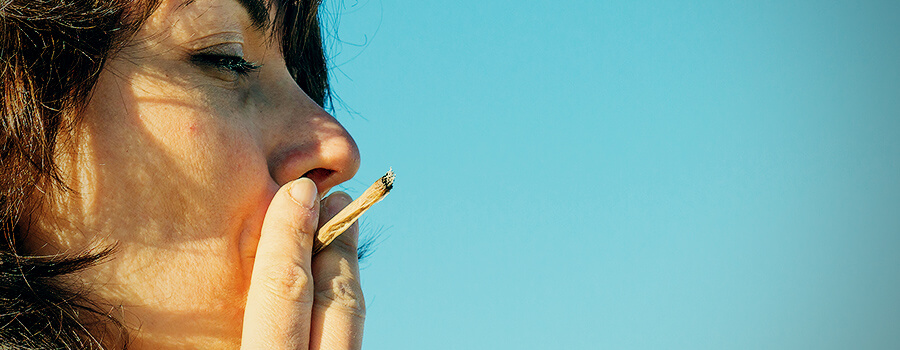 Madre Di Mezza Età Che Fuma Cannabis Madre Di Mezza Età Che Fuma Cannabis