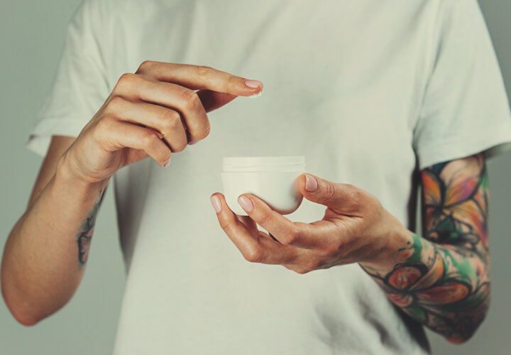 Come Utilizzare il CBD per Gestire il Dolore Causato dal Tatuaggio Come Utilizzare il CBD per Gestire il Dolore Causato dal Tatuaggio