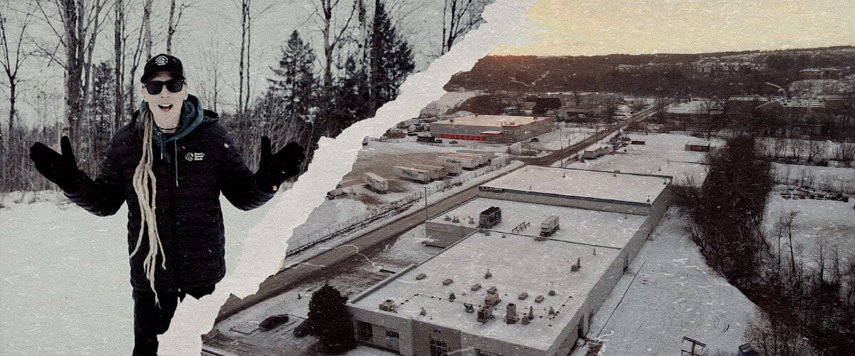 Coltivazione di Cannabis CRIC Labs in Inverno Canadese Guida Un'illustrazione di Max che si avvicina a CRIC Labs in un inverno canadese innevato, in contrasto con una sala di coltivazione interna high-tech con ibridi di cannabis, illuminazione avanzata e controllo climatico, su uno sfondo verde.
