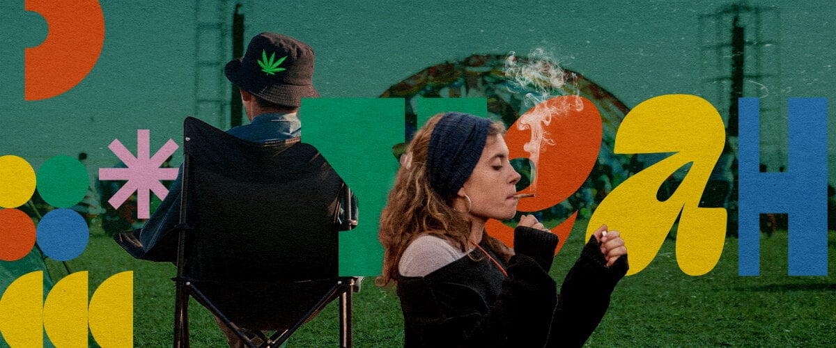 Migliori Festival Musicali Amichevoli alla Marijuana 2025 Una persona che fuma una canna a un festival musicale amichevole alla marijuana nel 2025, seduta su una sedia con un'altra persona sullo sfondo, su uno sfondo colorato di forme geometriche verdi, arancioni e gialle e un cappello con foglia di cannabis.