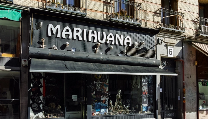 Cannabis social club in Spagna Facciata di un cannabis social club in Spagna con una grande insegna « marihuana » sopra l’ingresso.