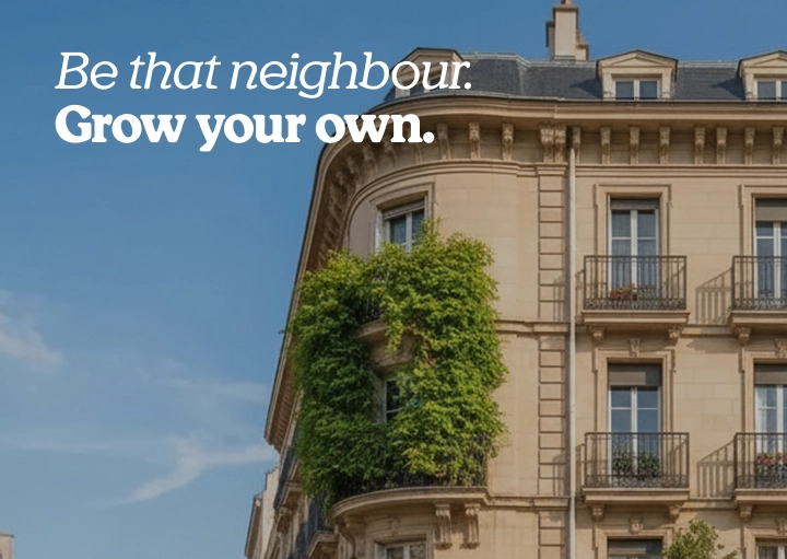 Immagine della campagna GrowHauzz x RQS con un elegante edificio urbano con vegetazione e il messaggio « Be that neighbour: Grow your own. »