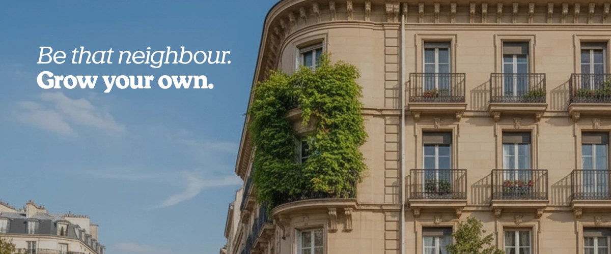 Immagine della campagna GrowHauzz x RQS con un elegante edificio urbano con vegetazione e il messaggio « Be that neighbour: Grow your own. »