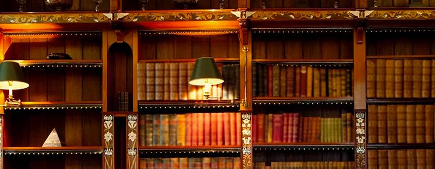UN LIBRO CON UN INCAVO DENTRO
