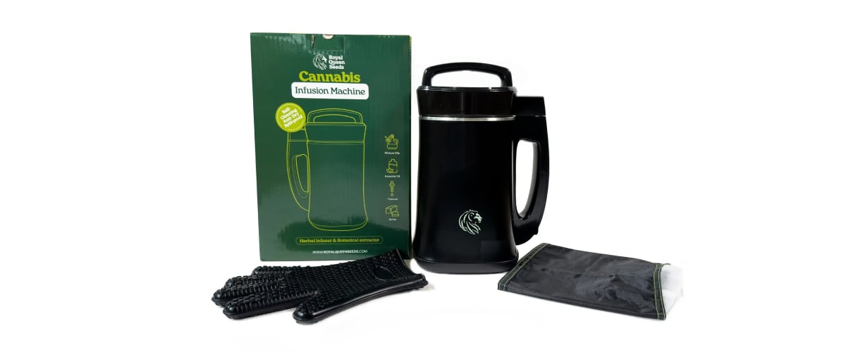 Macchina per infusione RQS mostrata con i suoi accessori, inclusi guanti protettivi, sacchetto filtrante e confezione del prodotto.