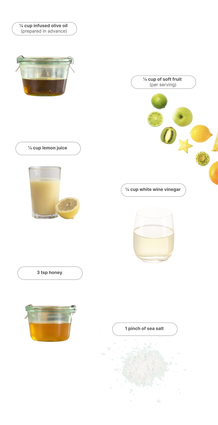 Ingredienti per preparare una vinaigrette alla cannabis, tra cui olio d'oliva infuso, frutta morbida, succo di limone, aceto di vino bianco, miele e sale marino.