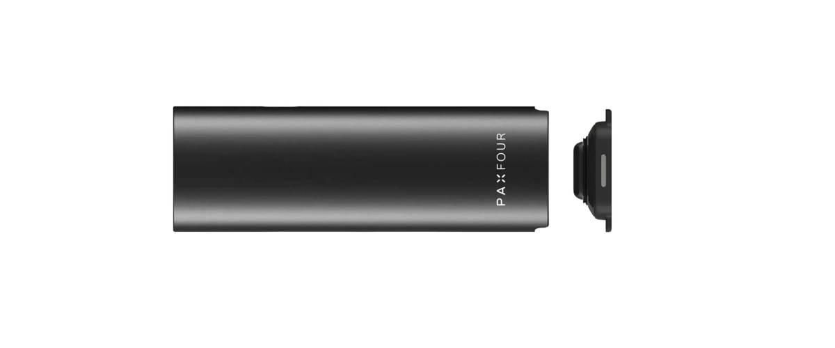 Vaporizzatore PAX Four con coperchio del forno rimosso Vaporizzatore PAX Four nero mostrato in orizzontale con il coperchio del forno rimosso, evidenziando il corpo compatto e la camera inferiore rimovibile
