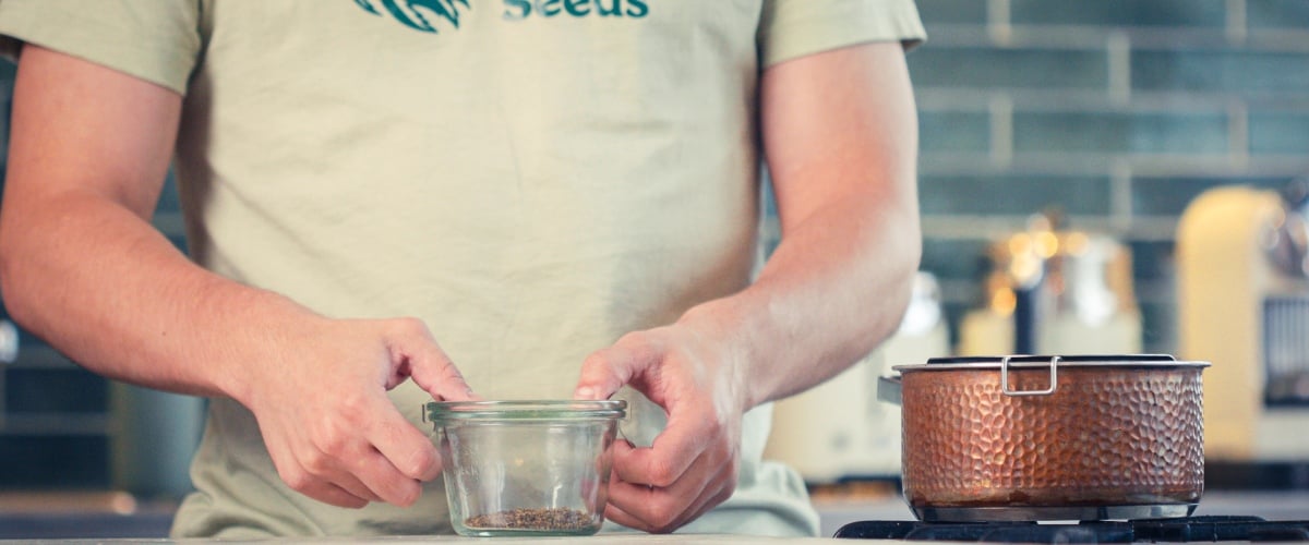 Fase 1: Decarbossilare la Cannabis per l’Infusione di Olio MCT Preparazione della cannabis essiccata in un barattolo di vetro prima della decarbossilazione, primo passo per preparare olio MCT alla cannabis