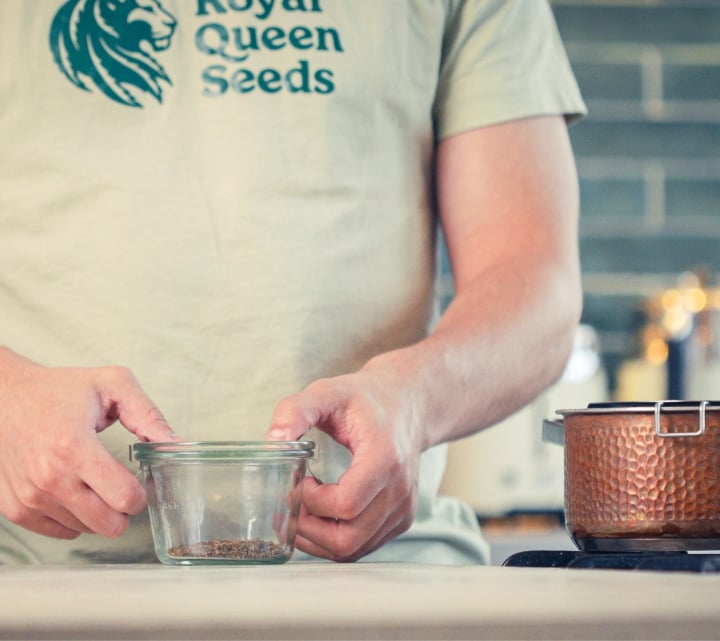 Fase 1: Decarbossilare la Cannabis per l’Infusione di Olio MCT Preparazione della cannabis essiccata in un barattolo di vetro prima della decarbossilazione, primo passo per preparare olio MCT alla cannabis