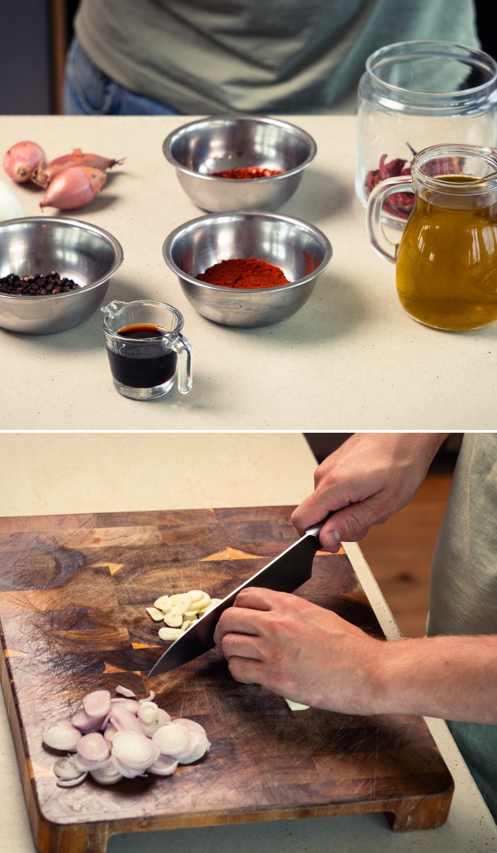 Preparazione degli ingredienti per olio d’oliva al peperoncino infuso alla cannabis, tra cui olio d’oliva, fiocchi di peperoncino, spezie e taglio di aglio e scalogni su un tagliere di legno