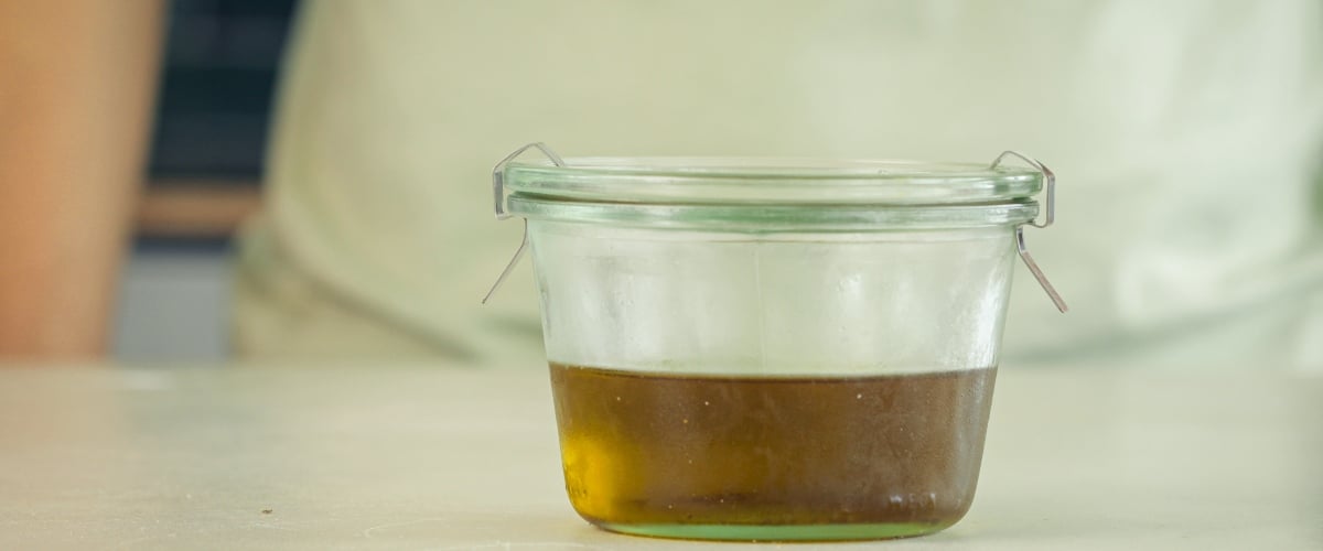 Fase 4: Conservare Correttamente l’Olio MCT alla Cannabis Versare l’olio MCT infuso alla cannabis in una bottiglia di vetro ambrato ermetica per la conservazione, fase finale del processo di infusione