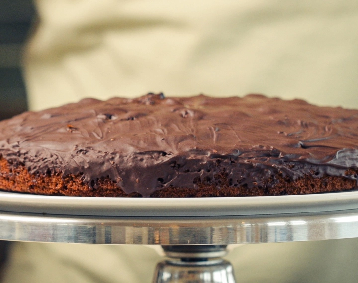 Space cake fatto in casa alla cannabis completato, ricoperto di cioccolato fondente fuso, servito come dessert edible classico