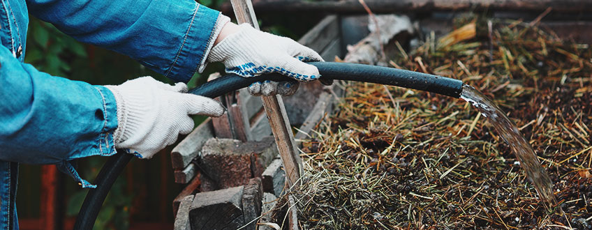 Versare le acque reflue in un cumulo di compost