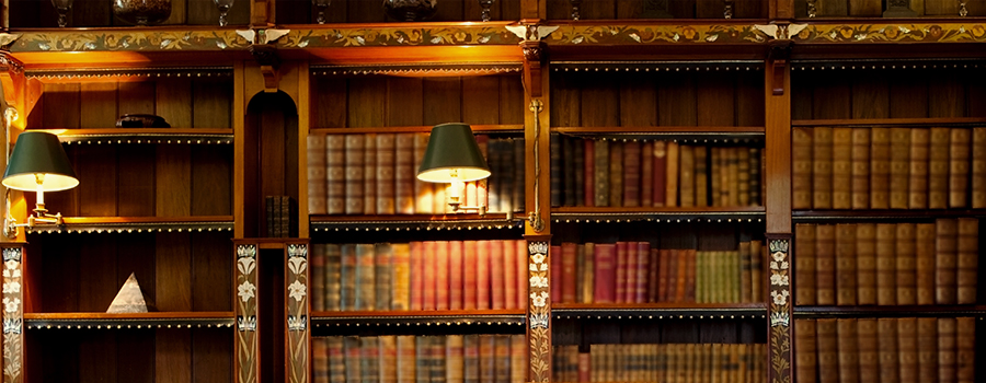 UN LIBRO CON UN INCAVO DENTRO UN LIBRO CON UN INCAVO DENTRO