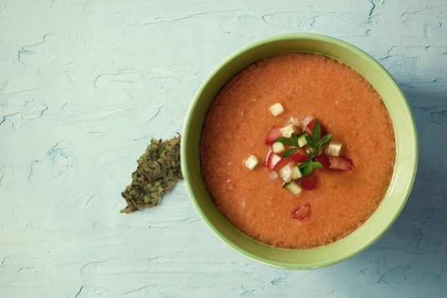 Come Preparare un Delizioso Gazpacho alla Cannabis