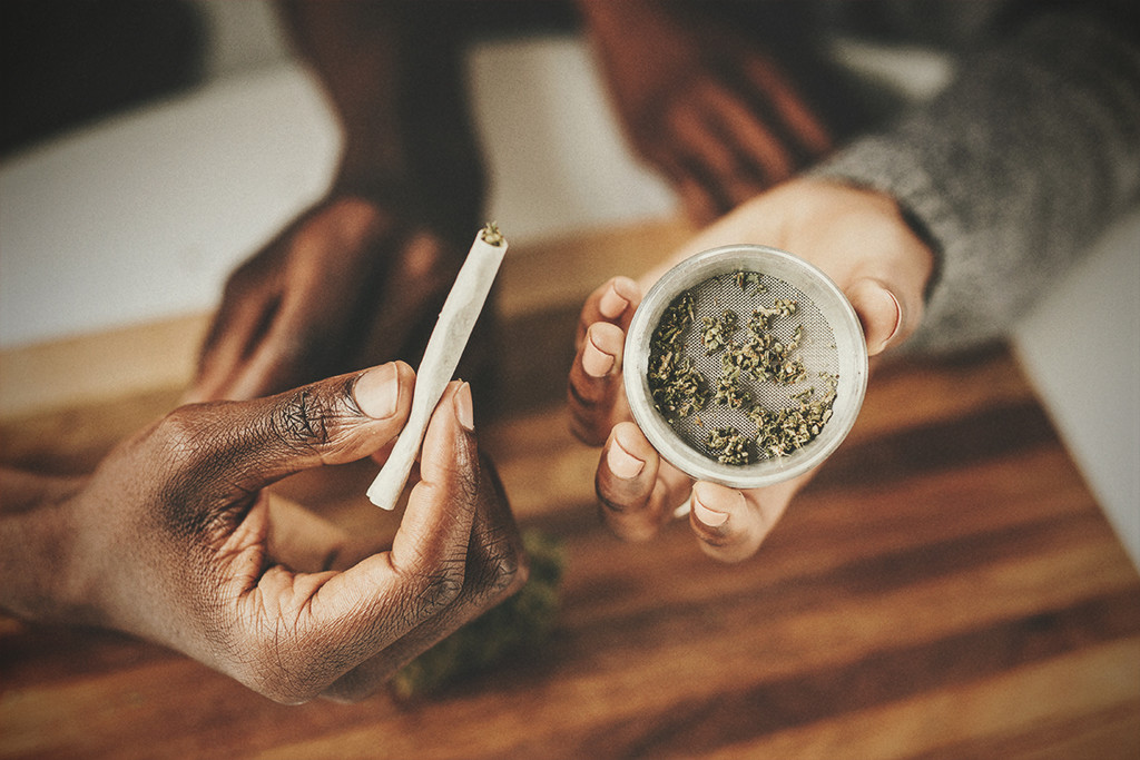 Che cos’è lo “sballo da contatto” provocato dalla cannabis?