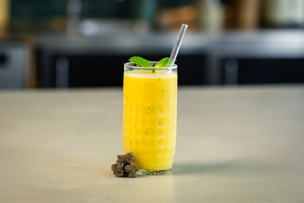 Smoothie al mango con cannabis