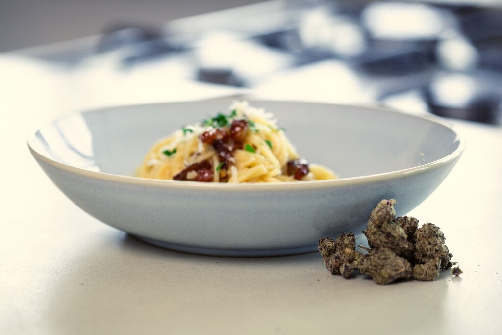 Spaghetti alla carbonara alla cannabis